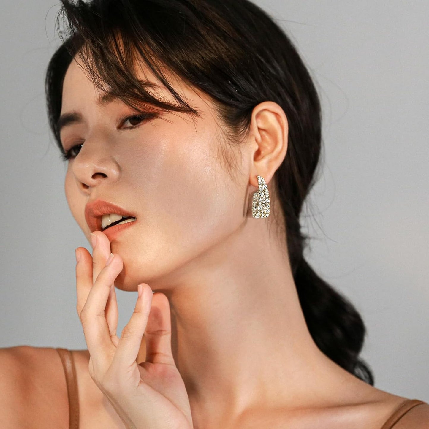 Manufacturer Crystal hoop earrings women's bright silver plated oval inner and outer earrings, sparkling earring jewelry、Crystal fashion earrings versatile party gifts earring