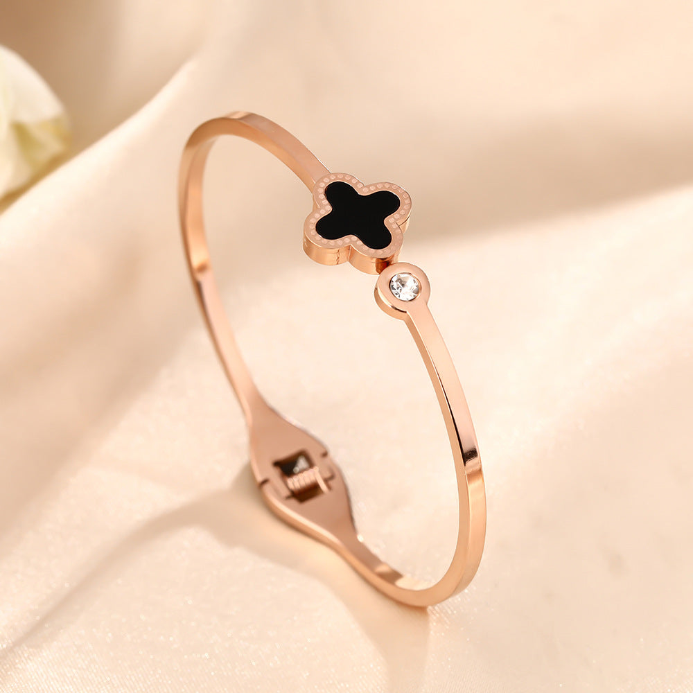 Korean version of the fashionable new titanium steel bracelet women's diamond-encrusted four-leaf clover black shell high-end personalized bracelet bracelet does not fade