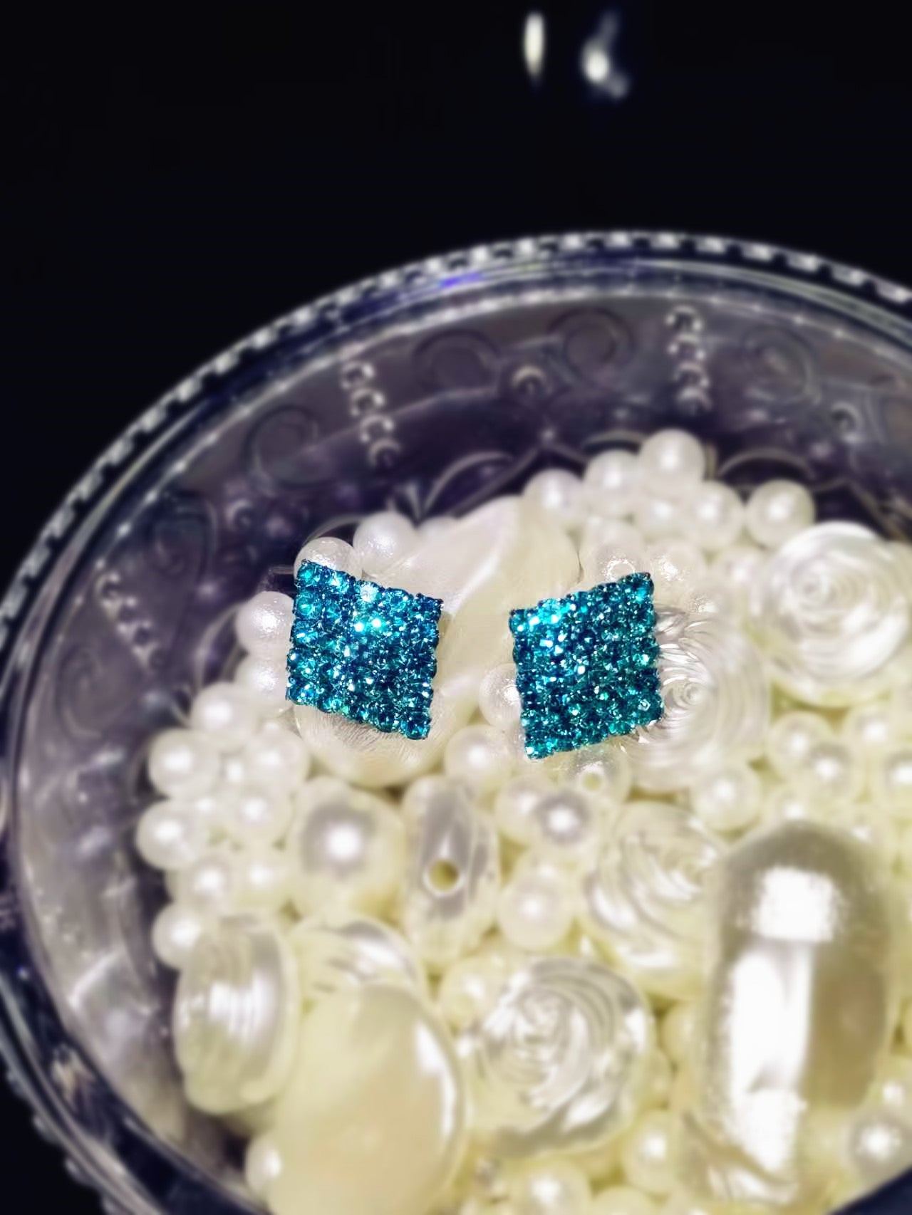 European and American simple and versatile small face full of diamonds geometric rhombus stud earrings women, high-end sense niche design temperament earrings