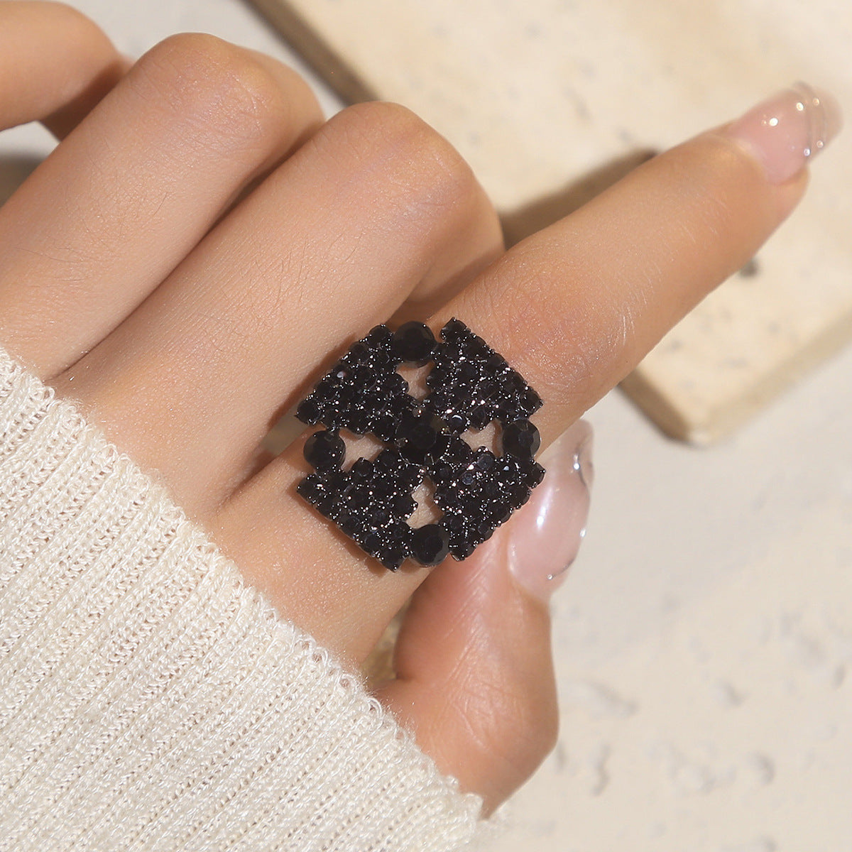 Europe, America, high-end shiny rhinestone rings women, geometric design square crystal ring ring ring