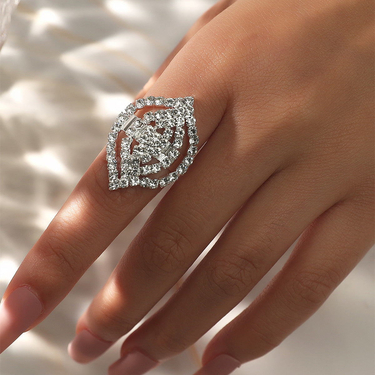 Europe, America, high-end shiny rhinestone rings women, geometric design square crystal ring ring ring