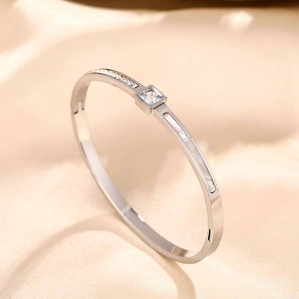 European and American cross-border square diamond titanium steel bracelet women's light luxury niche design advanced sense exquisite bracelet jewelry does not fade