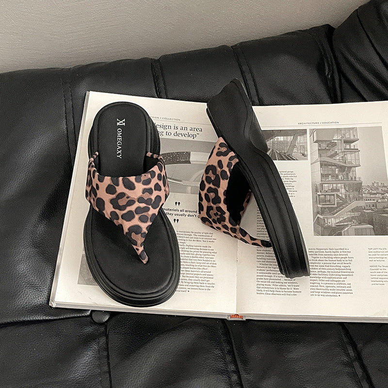 Internet celebrity thick-soled flip-flops women's spring and summer new French heightening non-slip cool slippers tide