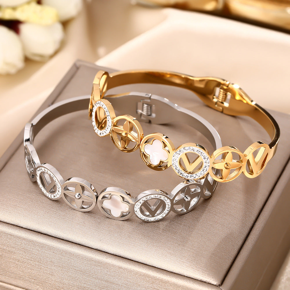 European and American high-end, four-leaf clover V fashion titanium steel bracelet bracelet, new simple anti-fading open bracelet jewelry for women