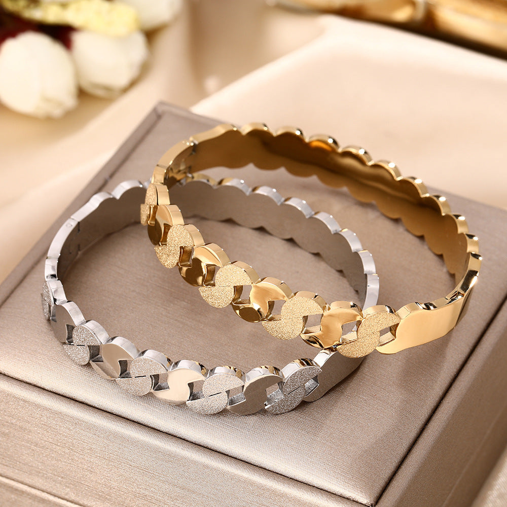 Exquisite hollow titanium steel bracelet women's high-end niche design S-shaped bracelet light luxury jewelry jewelry does not fade