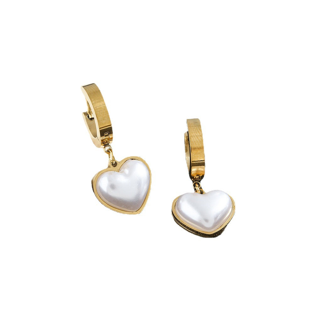 The Korean version is hot-selling new fashionable titanium steel earrings for women's light luxury and high-end love heart earrings, and the jewelry does not fade.