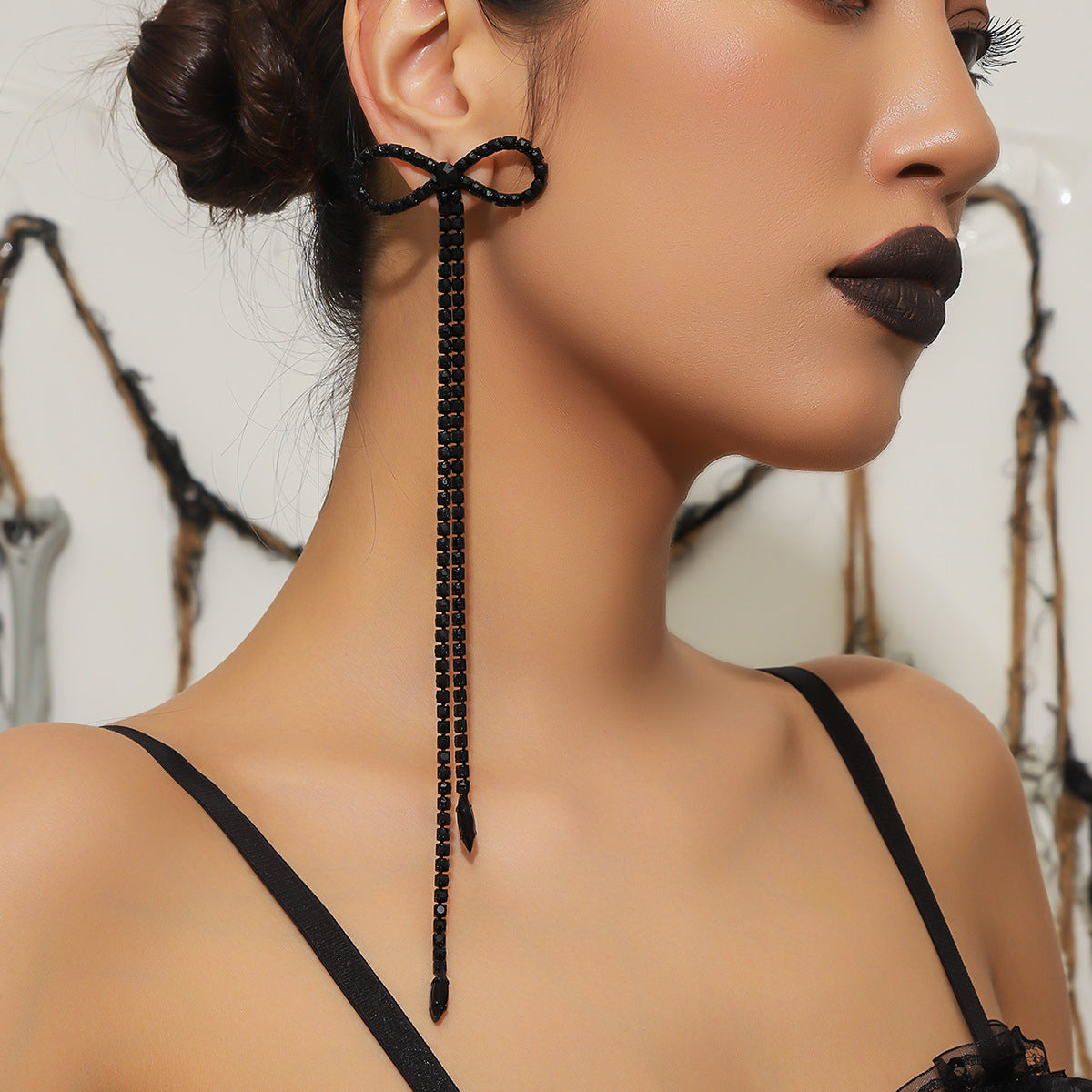 Popular, high-end luxury long fringed earrings for women, fashionable and shiny rhinestone bow stud earrings.