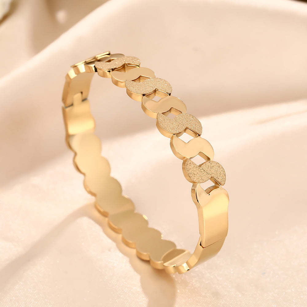 Exquisite hollow titanium steel bracelet women's high-end niche design S-shaped bracelet light luxury jewelry jewelry does not fade