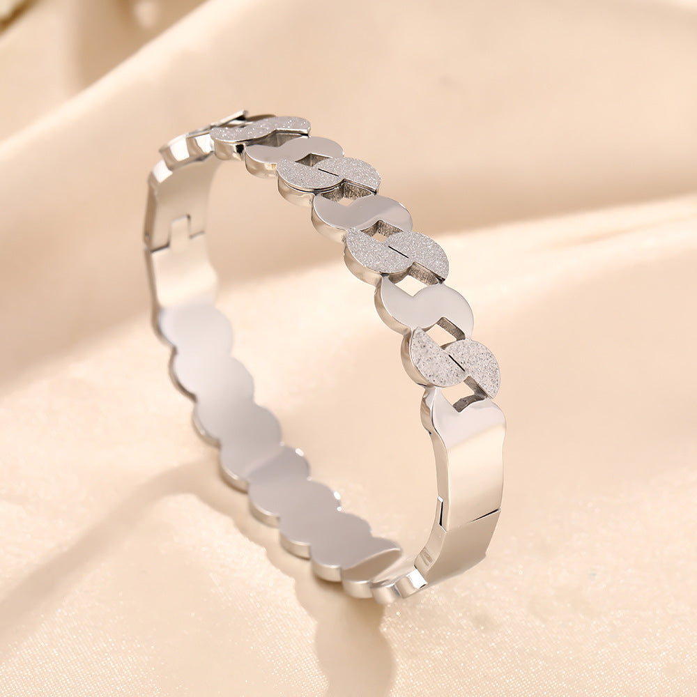 Exquisite hollow titanium steel bracelet women's high-end niche design S-shaped bracelet light luxury jewelry jewelry does not fade