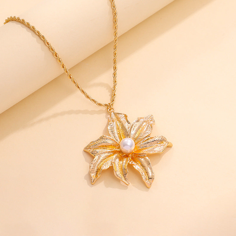 European and American new fashion creative fashionable holiday style metal flower pendant flower core women's high-end necklace women
