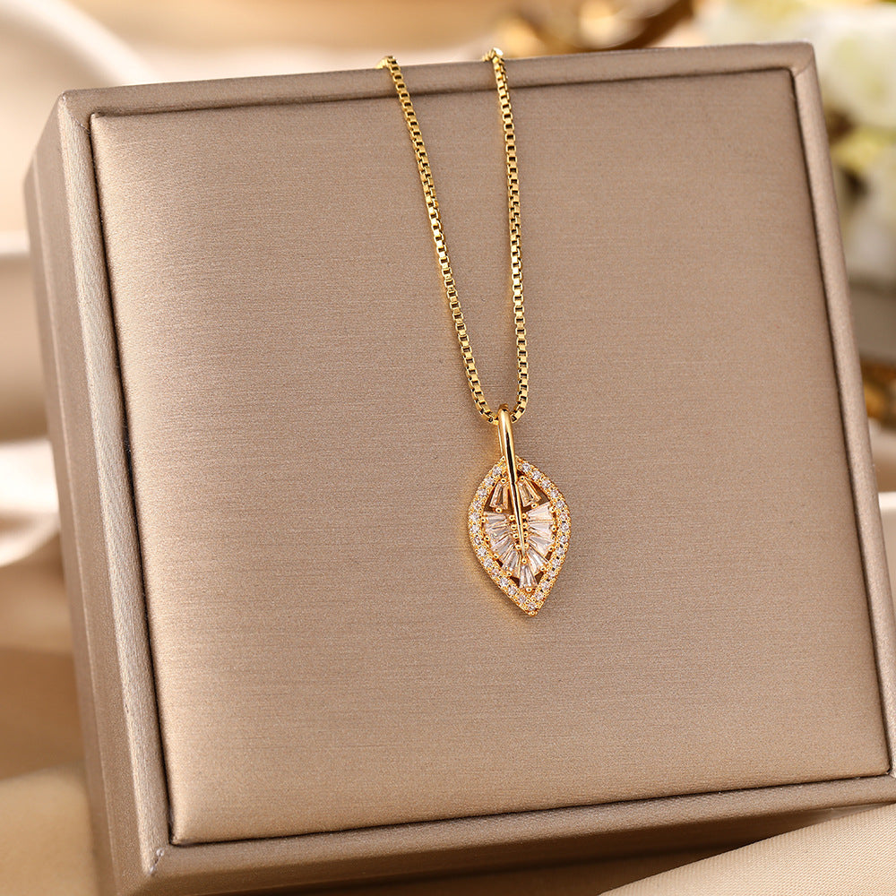 Internet celebrity live broadcast new small leaf titanium steel necklace female high sense simple exquisite zircon leaf collarbone chain jewelry necklaces