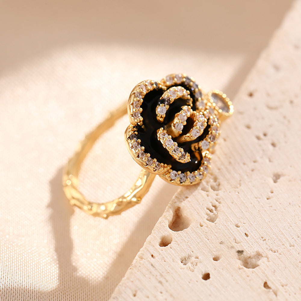 World wealth camellia black rings female ins niche high-end light luxury French small fragrant temperament hand jewelry