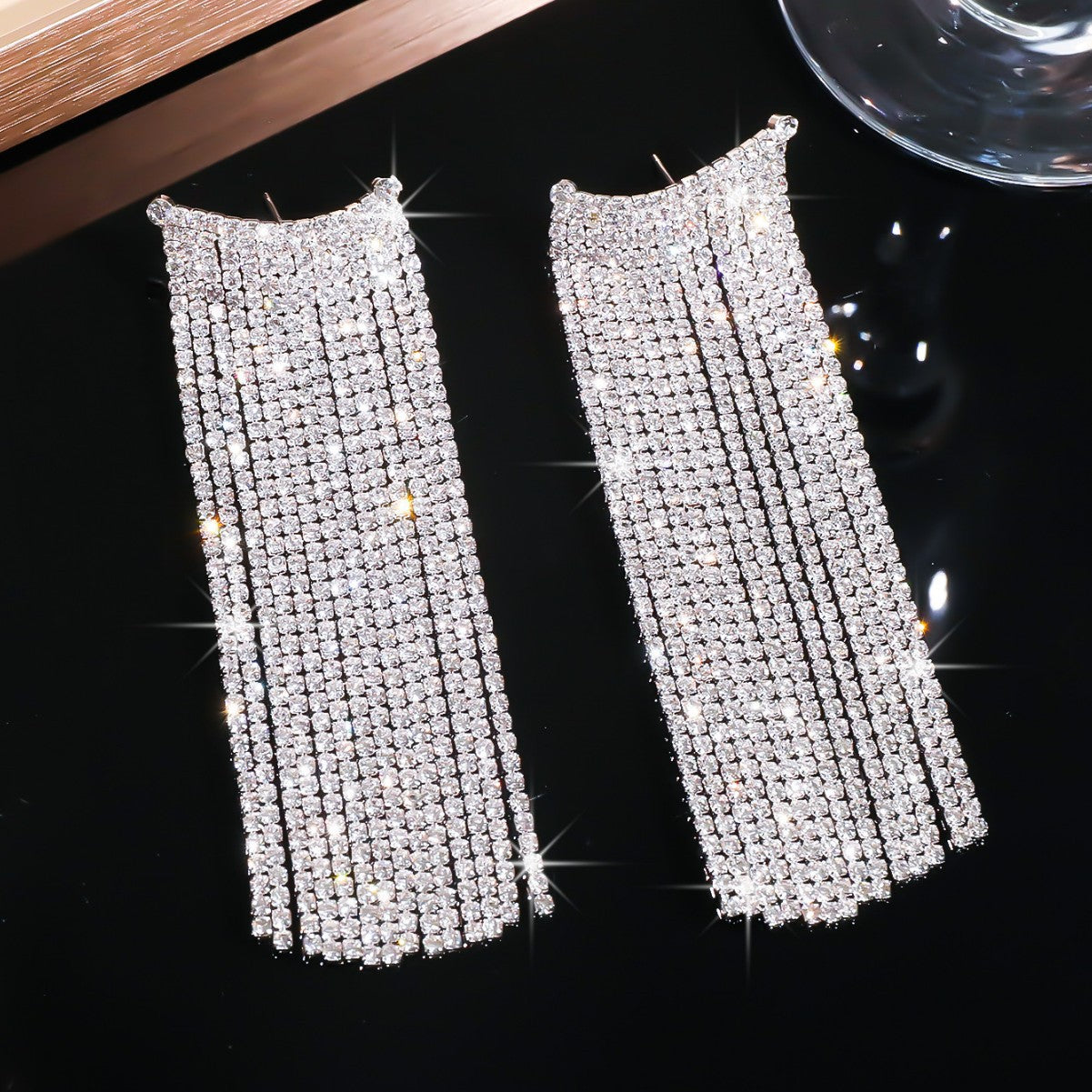 Heavy industry shiny crystal long fringed earrings for women, exquisite and elegant stud earrings, copper earrings.