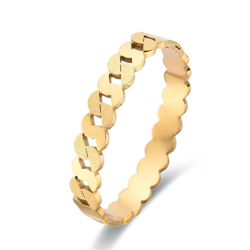 Exquisite hollow titanium steel bracelet women's high-end niche design S-shaped bracelet light luxury jewelry jewelry does not fade