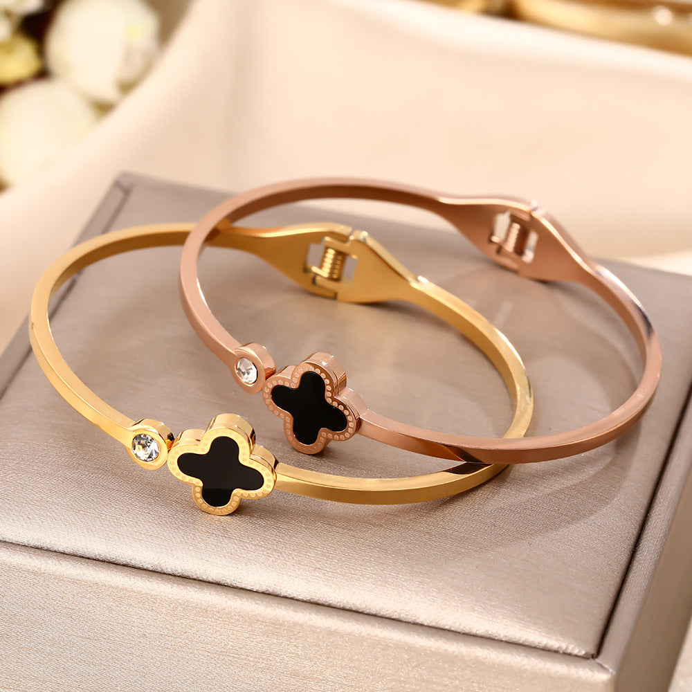 Korean version of the fashionable new titanium steel bracelet women's diamond-encrusted four-leaf clover black shell high-end personalized bracelet bracelet does not fade