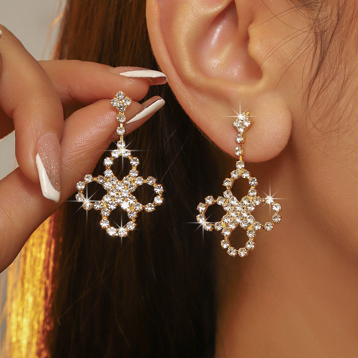 DINGKA fashionable and exquisite four-leaf clover hollow earrings for women, luxury and shiny crystal stud earrings, explosive items.