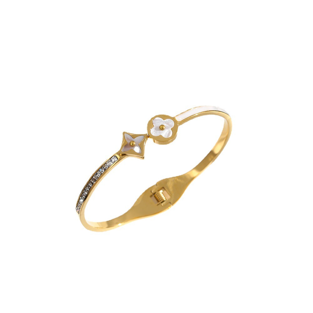 Korean version of fashion explosion titanium steel bracelet female four-leaf flower does not fade temperament versatile personality Internet celebrity light luxury hand jewelry