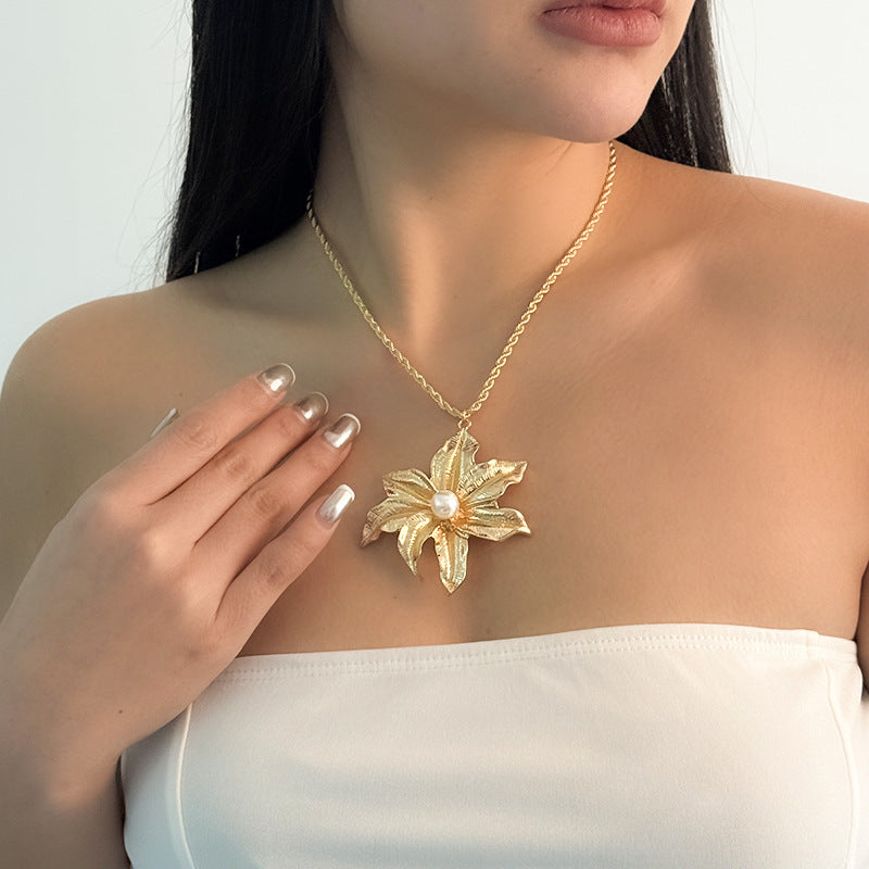 European and American new fashion creative fashionable holiday style metal flower pendant flower core women's high-end necklace women