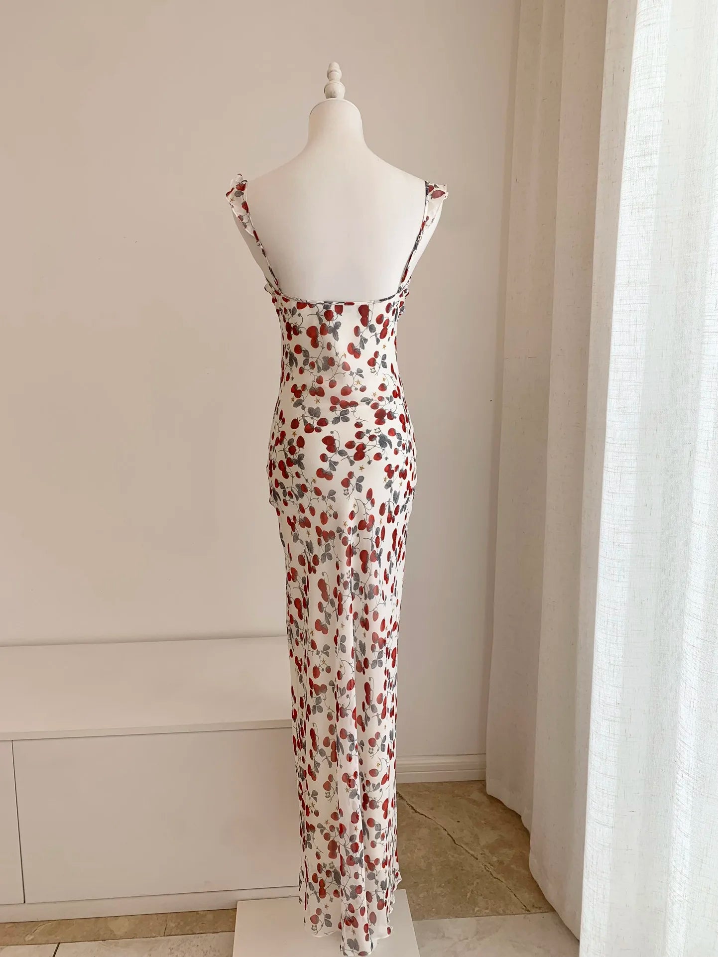 New 100% Silk Women V-Neck Ruffles Sleeveless Slim Fit Strawberry Printed Long Dress