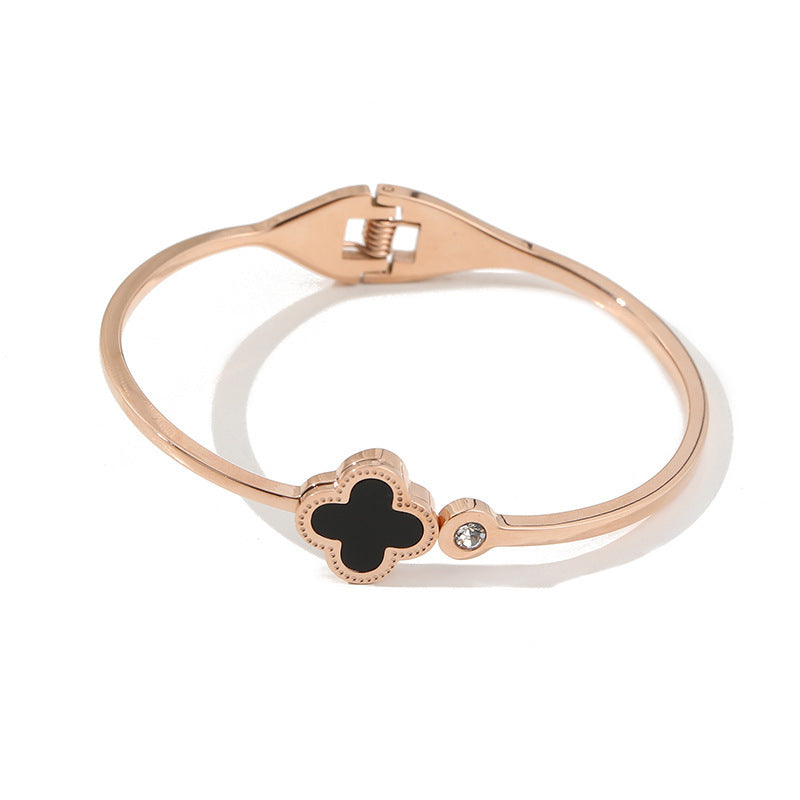 Korean version of the fashionable new titanium steel bracelet women's diamond-encrusted four-leaf clover black shell high-end personalized bracelet bracelet does not fade