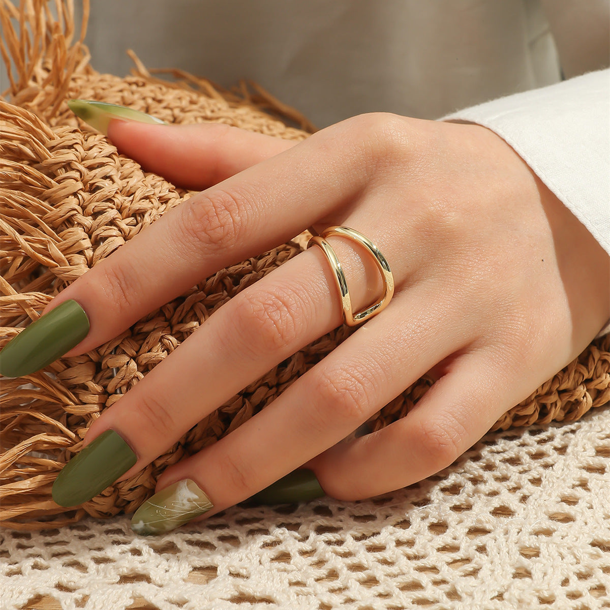 Light luxury design living mouth diamond set gemstone women's rings, temperament serpentine zir*****pening women's ring hand jewelry