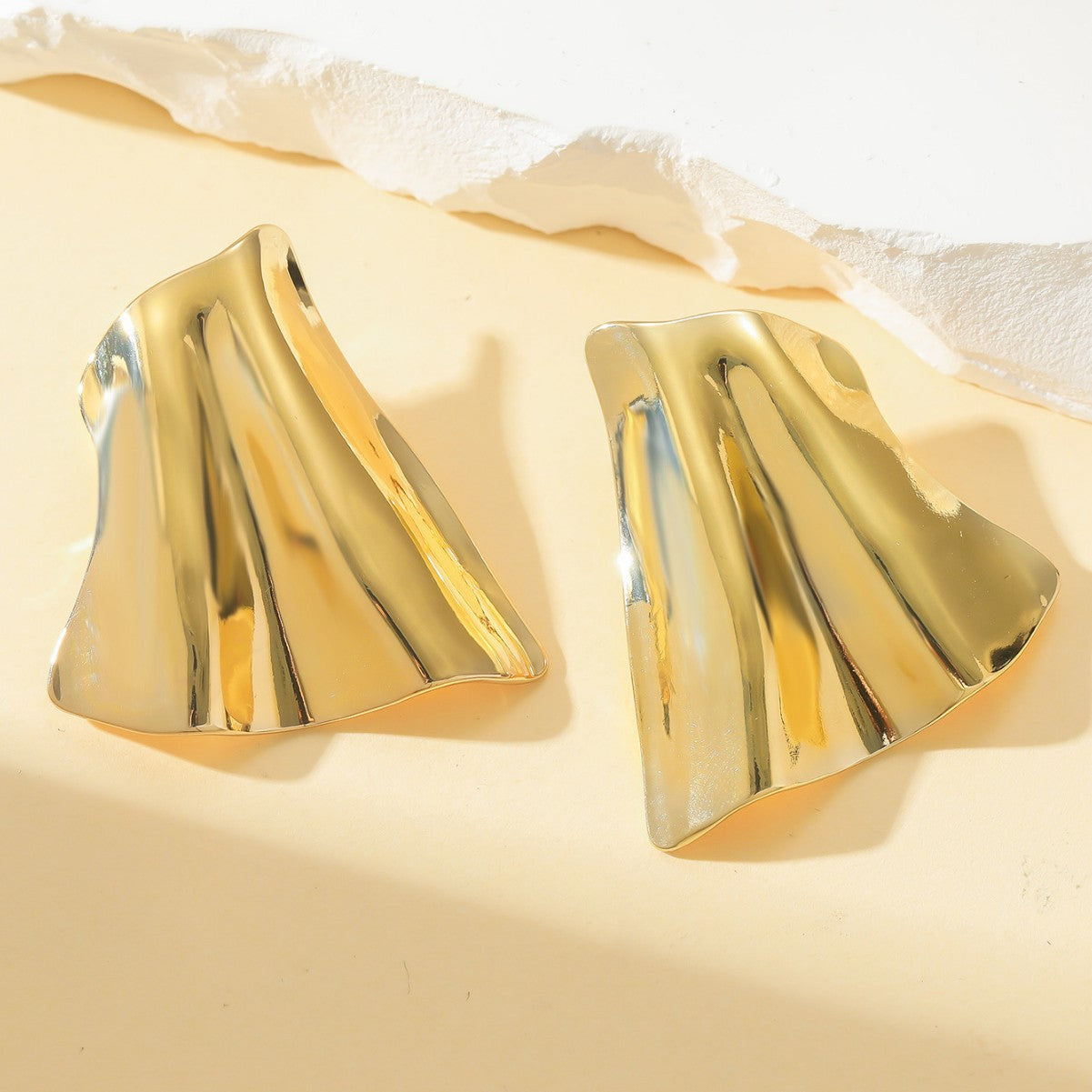 Design sense niche light luxury personality exaggerated concave-convex pleated earrings women, fashionable and exquisite OL simple versatile earrings