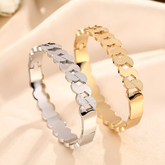 Exquisite hollow titanium steel bracelet women's high-end niche design S-shaped bracelet light luxury jewelry jewelry does not fade