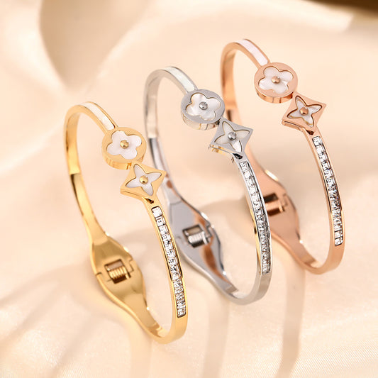 Korean version of fashion explosion titanium steel bracelet female four-leaf flower does not fade temperament versatile personality Internet celebrity light luxury hand jewelry