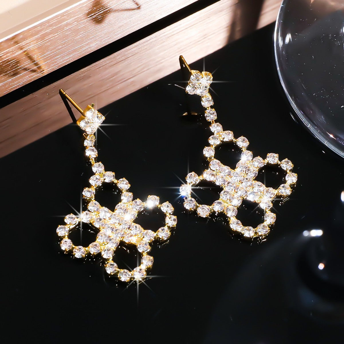 DINGKA fashionable and exquisite four-leaf clover hollow earrings for women, luxury and shiny crystal stud earrings, explosive items.