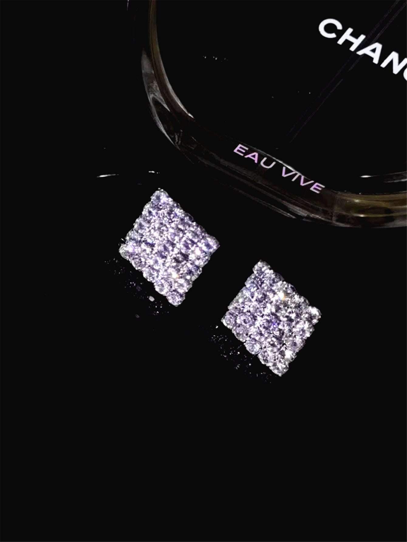 European and American simple and versatile small face full of diamonds geometric rhombus stud earrings women, high-end sense niche design temperament earrings