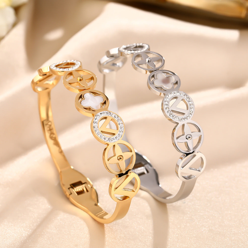 European and American high-end, four-leaf clover V fashion titanium steel bracelet bracelet, new simple anti-fading open bracelet jewelry for women