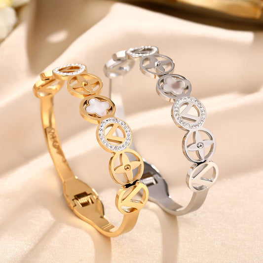 European and American high-end, four-leaf clover V fashion titanium steel bracelet bracelet, new simple anti-fading open bracelet jewelry for women