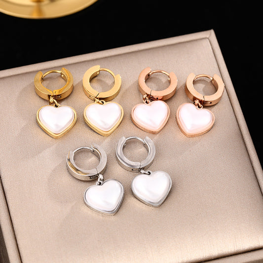 The Korean version is hot-selling new fashionable titanium steel earrings for women's light luxury and high-end love heart earrings, and the jewelry does not fade.