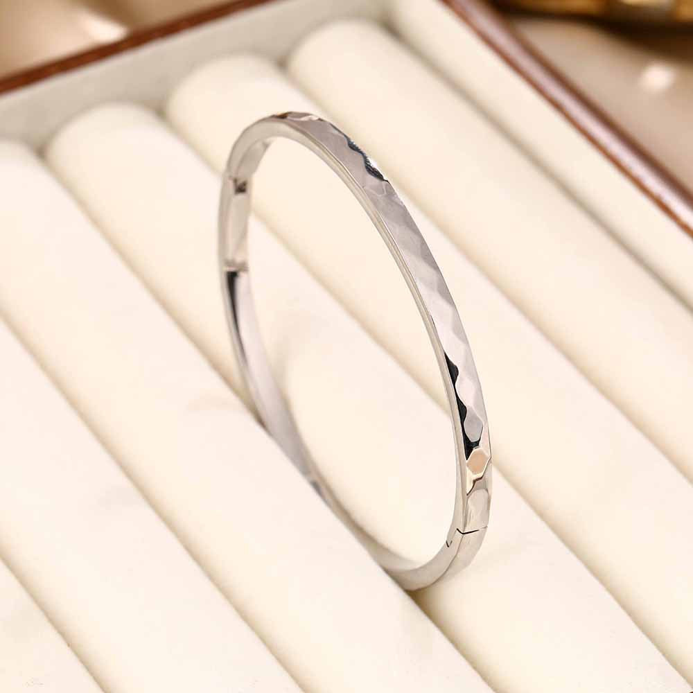 Japanese and Korean temperament turtle face imitation diamond section titanium steel bracelet female hipster personality curved multi-rhombus refractive surface jewelry