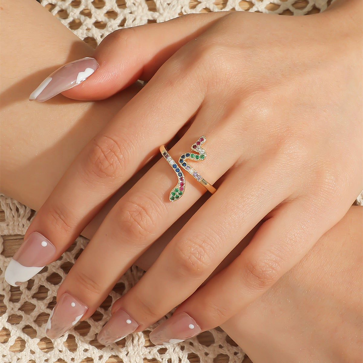 Light luxury design living mouth diamond set gemstone women's rings, temperament serpentine zir*****pening women's ring hand jewelry