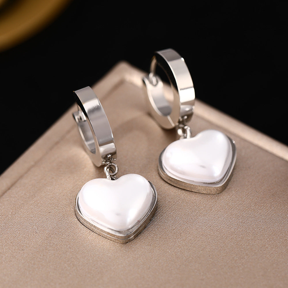 The Korean version is hot-selling new fashionable titanium steel earrings for women's light luxury and high-end love heart earrings, and the jewelry does not fade.