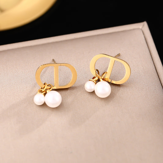European and American simple and fashionable titanium steel earrings women's pearl letter stud earrings personalized niche design high-end versatile earrings