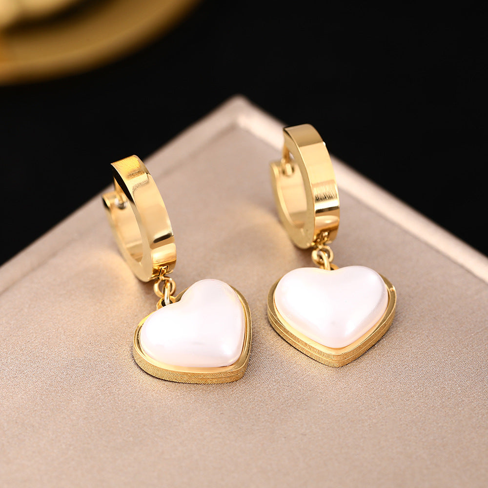The Korean version is hot-selling new fashionable titanium steel earrings for women's light luxury and high-end love heart earrings, and the jewelry does not fade.