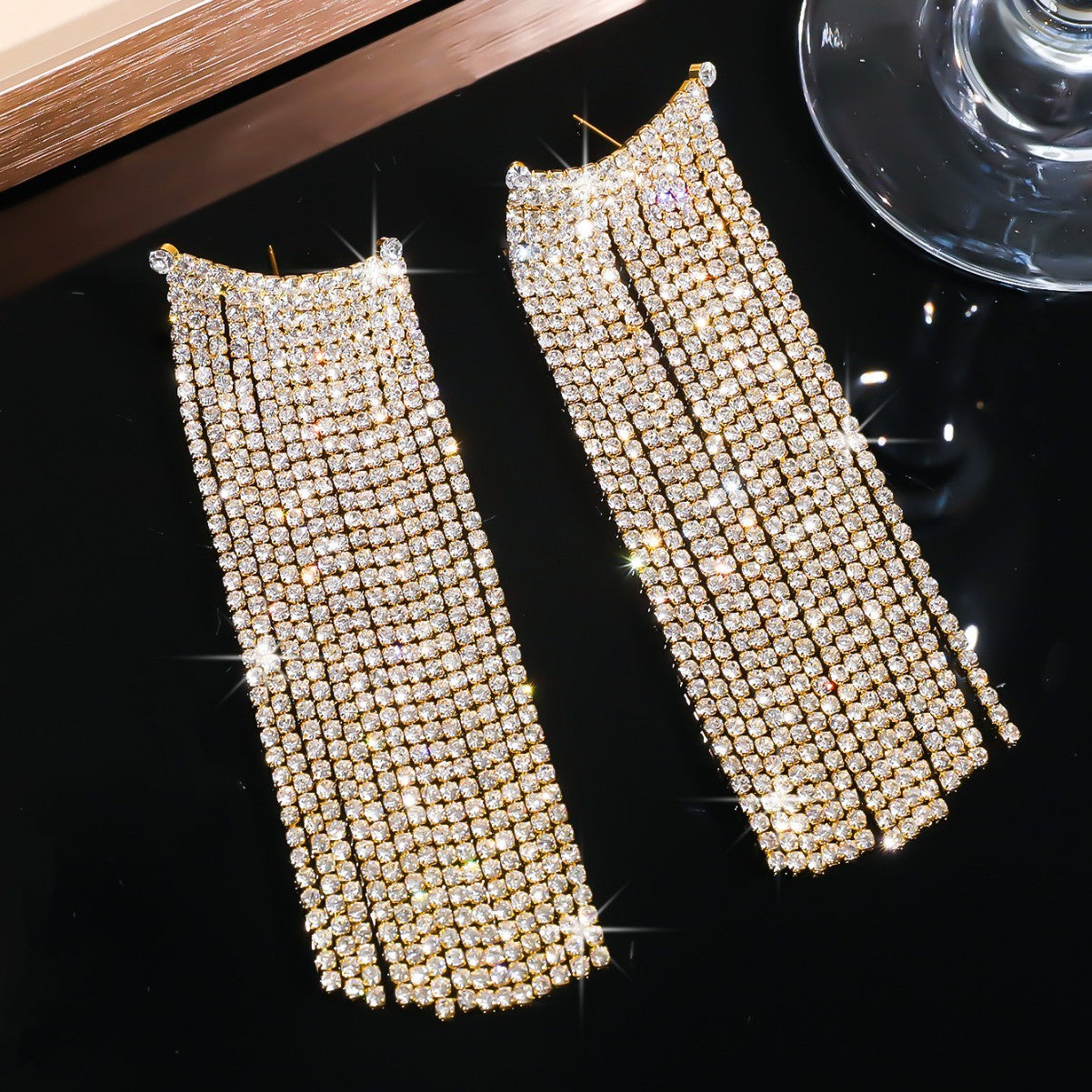 Heavy industry shiny crystal long fringed earrings for women, exquisite and elegant stud earrings, copper earrings.