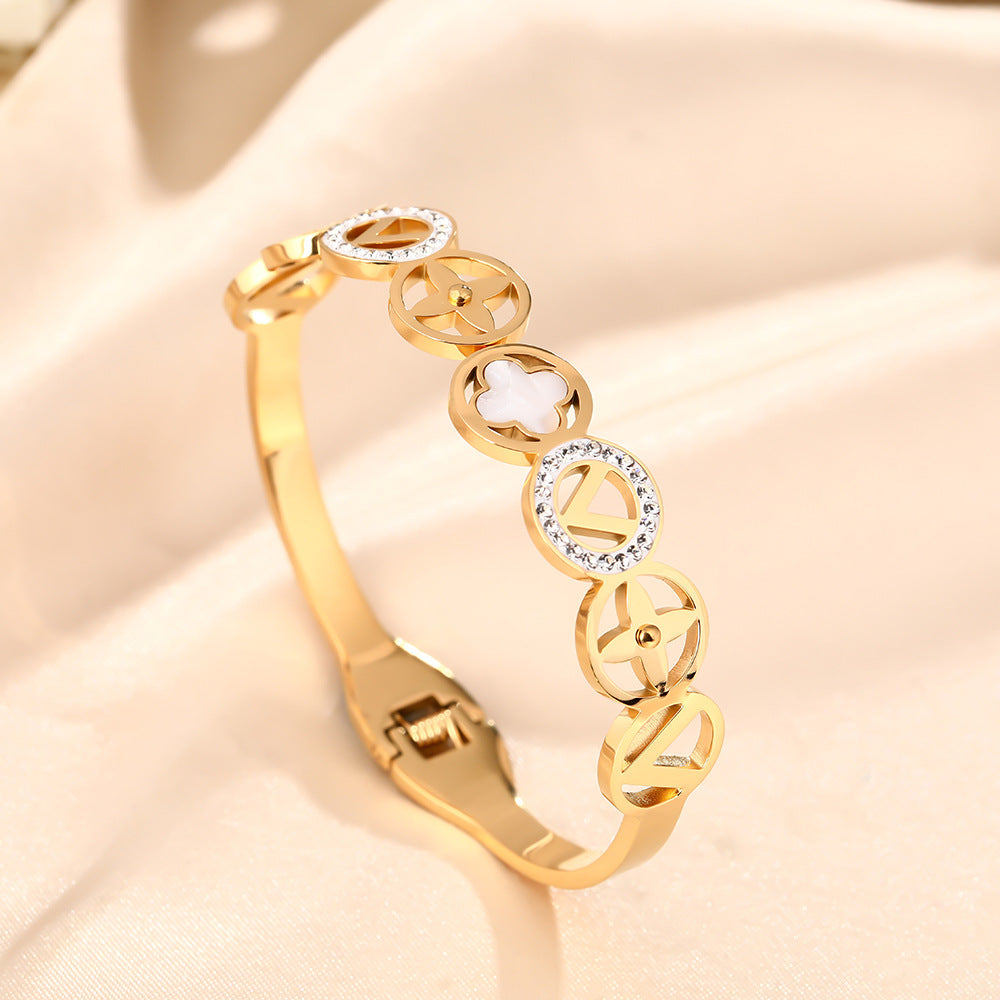 European and American high-end, four-leaf clover V fashion titanium steel bracelet bracelet, new simple anti-fading open bracelet jewelry for women