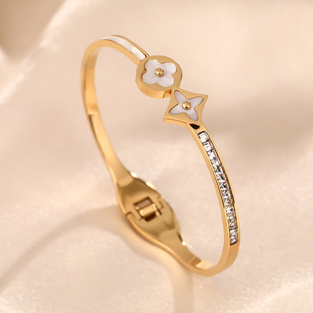 Korean version of fashion explosion titanium steel bracelet female four-leaf flower does not fade temperament versatile personality Internet celebrity light luxury hand jewelry