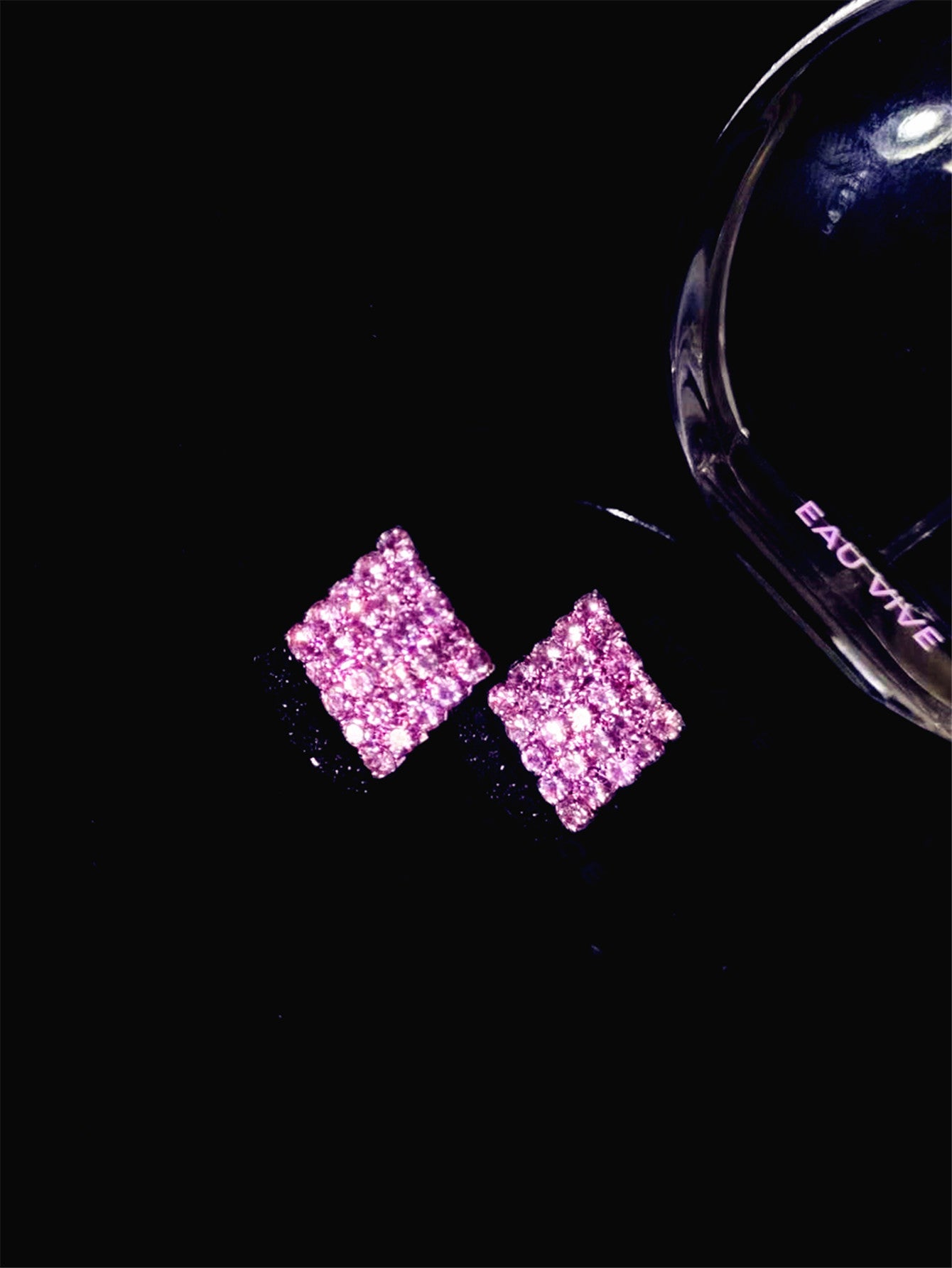 European and American simple and versatile small face full of diamonds geometric rhombus stud earrings women, high-end sense niche design temperament earrings