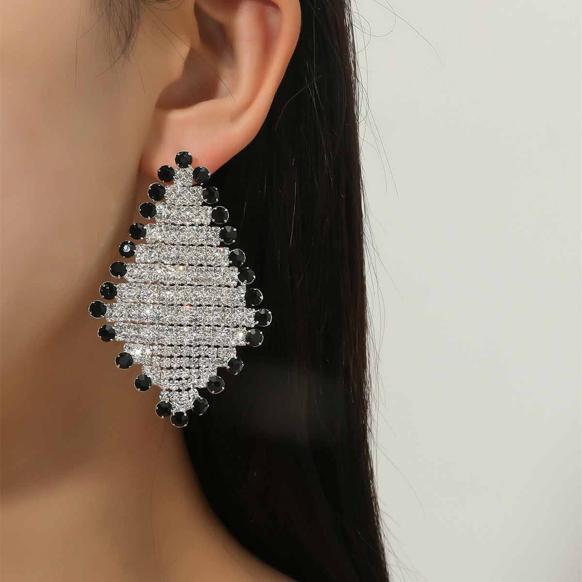 European and American catwalk performances, high-end exaggerated rhinestone long fringed earrings, flash diamond stud earrings, earrings, women's earrings