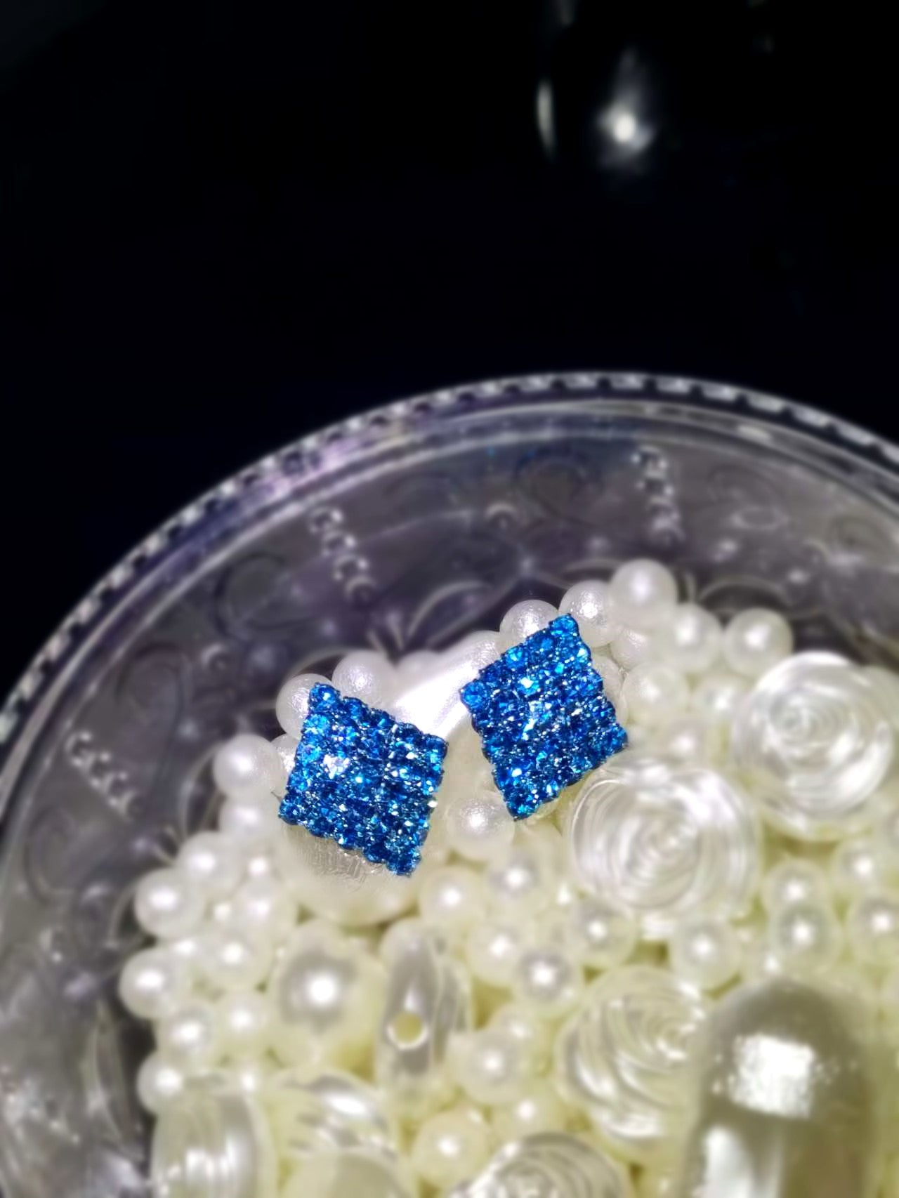 European and American simple and versatile small face full of diamonds geometric rhombus stud earrings women, high-end sense niche design temperament earrings