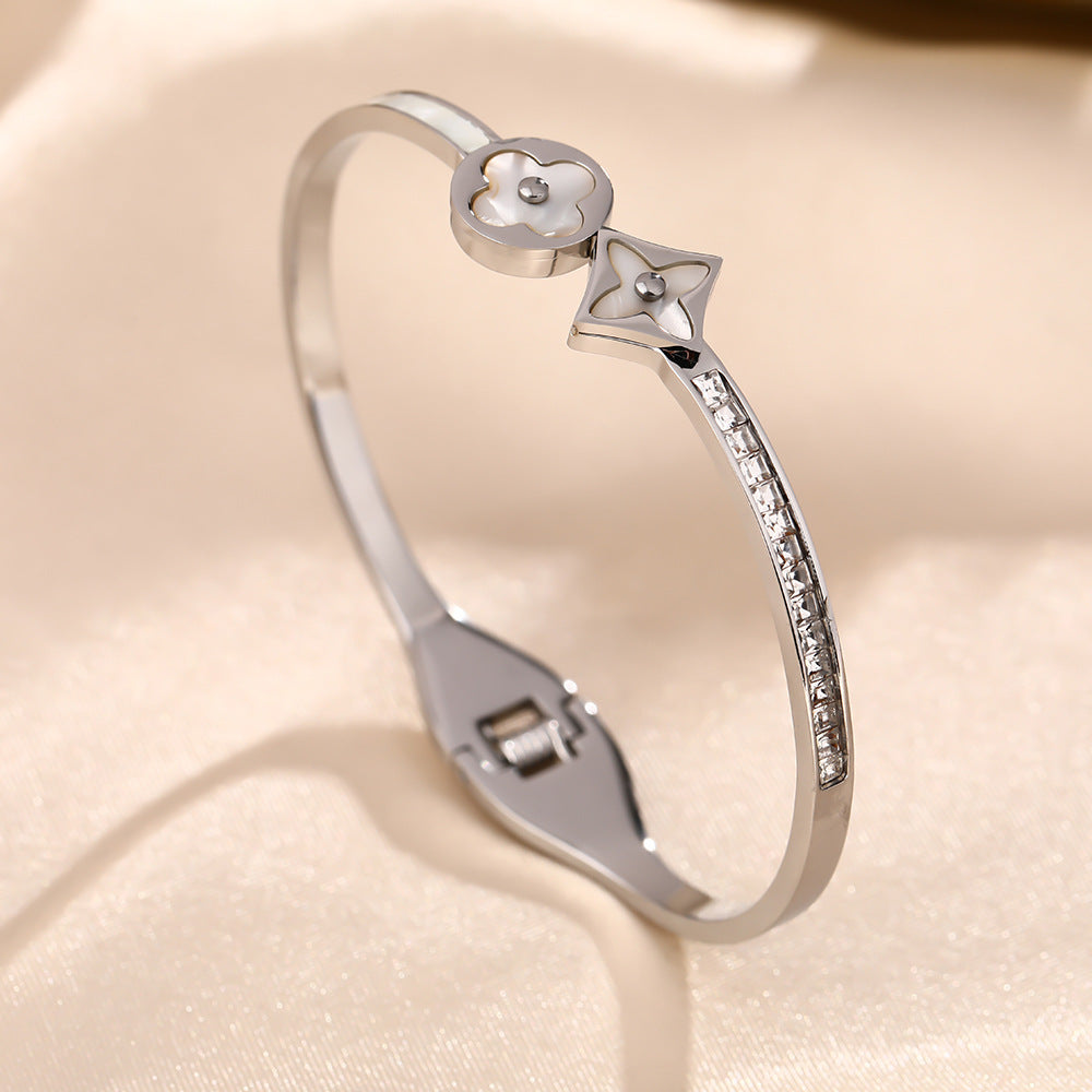Korean version of fashion explosion titanium steel bracelet female four-leaf flower does not fade temperament versatile personality Internet celebrity light luxury hand jewelry