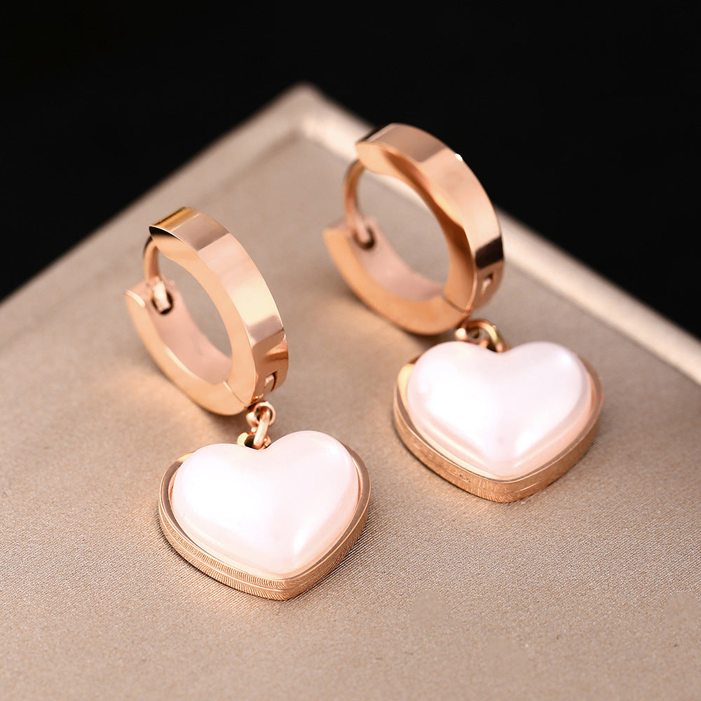 The Korean version is hot-selling new fashionable titanium steel earrings for women's light luxury and high-end love heart earrings, and the jewelry does not fade.