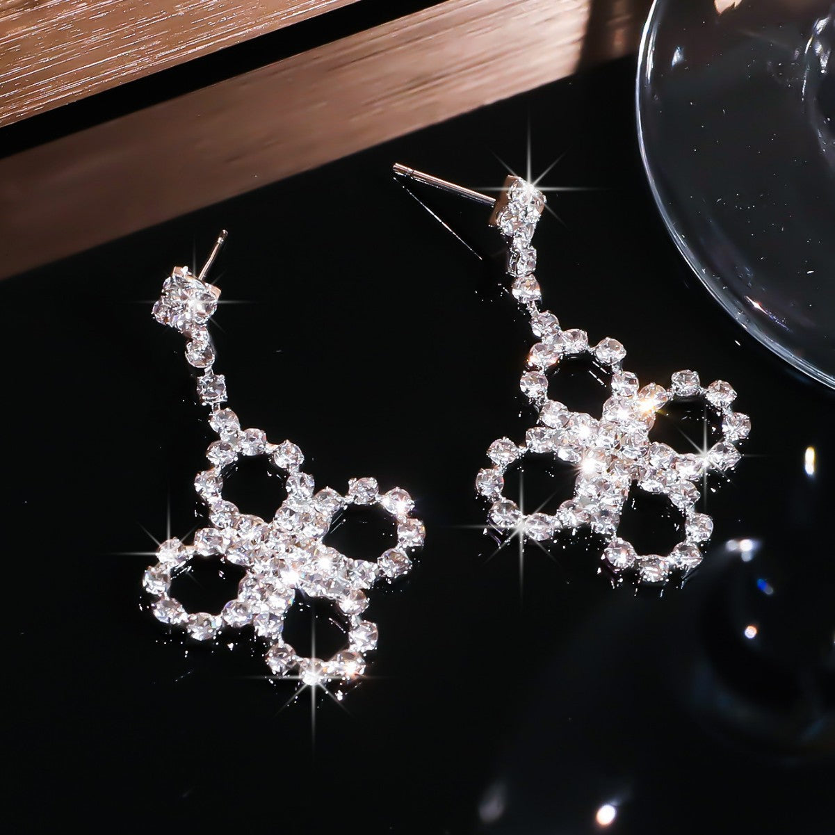 DINGKA fashionable and exquisite four-leaf clover hollow earrings for women, luxury and shiny crystal stud earrings, explosive items.