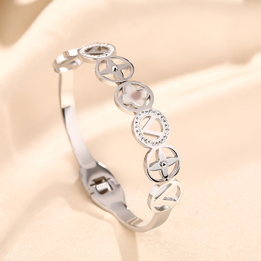 European and American high-end, four-leaf clover V fashion titanium steel bracelet bracelet, new simple anti-fading open bracelet jewelry for women