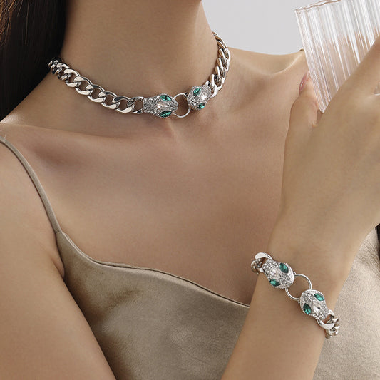 New European and American fashion women's necklaces, high-end accessories, snake head diamond-encrusted light luxury design, holiday party gifts