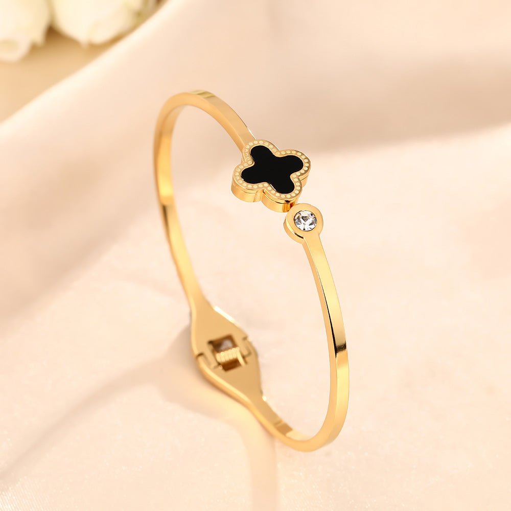 Korean version of the fashionable new titanium steel bracelet women's diamond-encrusted four-leaf clover black shell high-end personalized bracelet bracelet does not fade